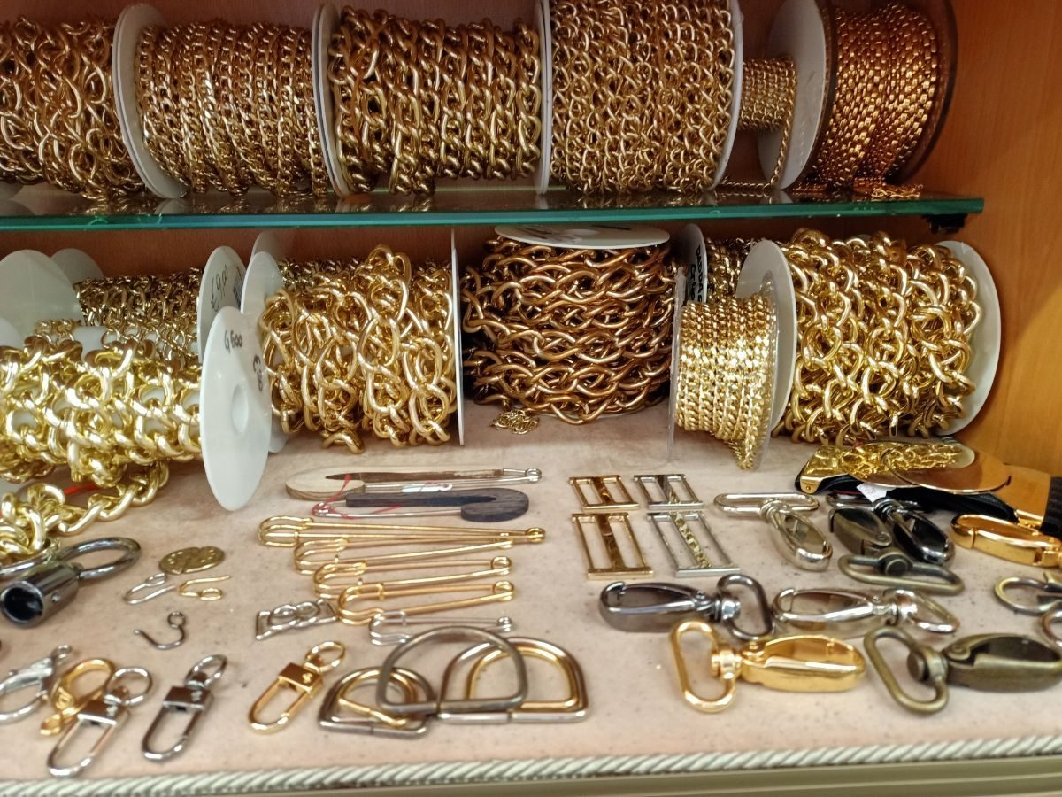 Catene, moschettoni, fibbie e accessori per borse e sartoria nella bottega Foderami Castelli a Milano